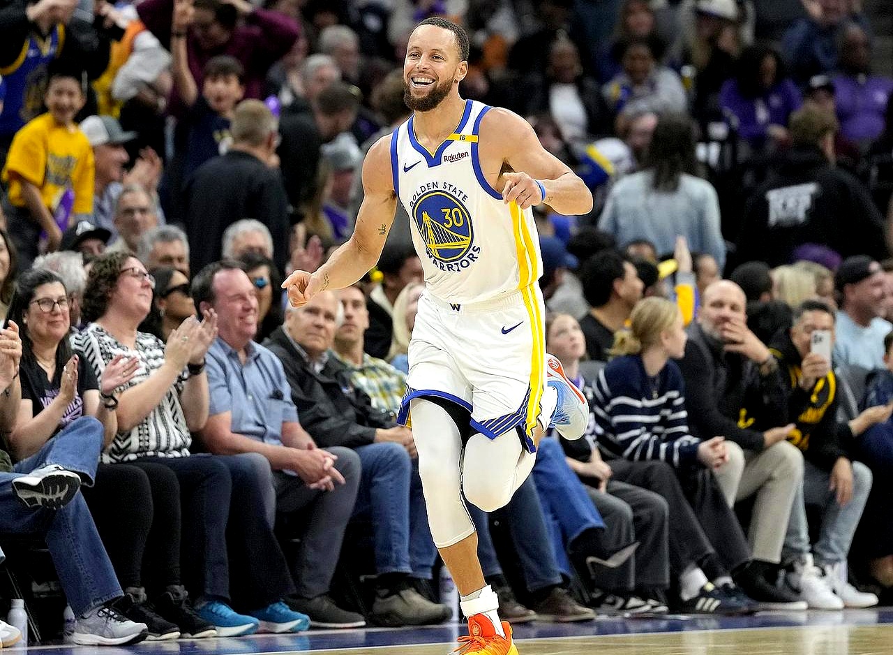 库里在独行侠比赛中领先优势明显,比赛局势复杂引发热议!上演精彩一战的简单介绍 库里在独行侠比赛中领先优势明显,比赛局势复杂引发热议!上演精彩一战的简单介绍