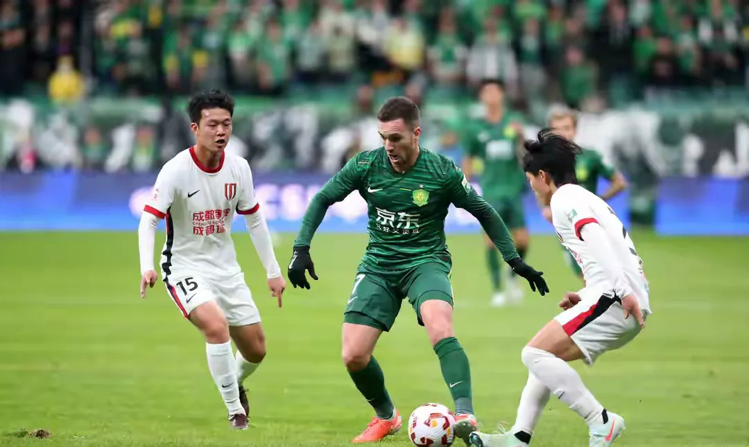 北京国安发布备战花絮；国际比赛日防线松动；欧联任务艰巨；身体对抗强度拉满